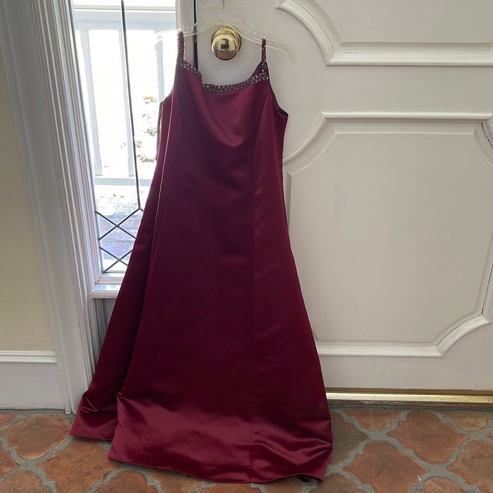 Preteen dress for special occasions maroon color.
